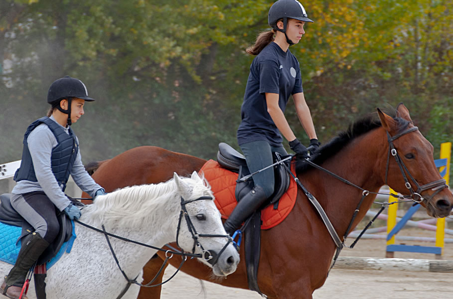 ragazze a cavallo nel maneggio colleverde country house a corciano