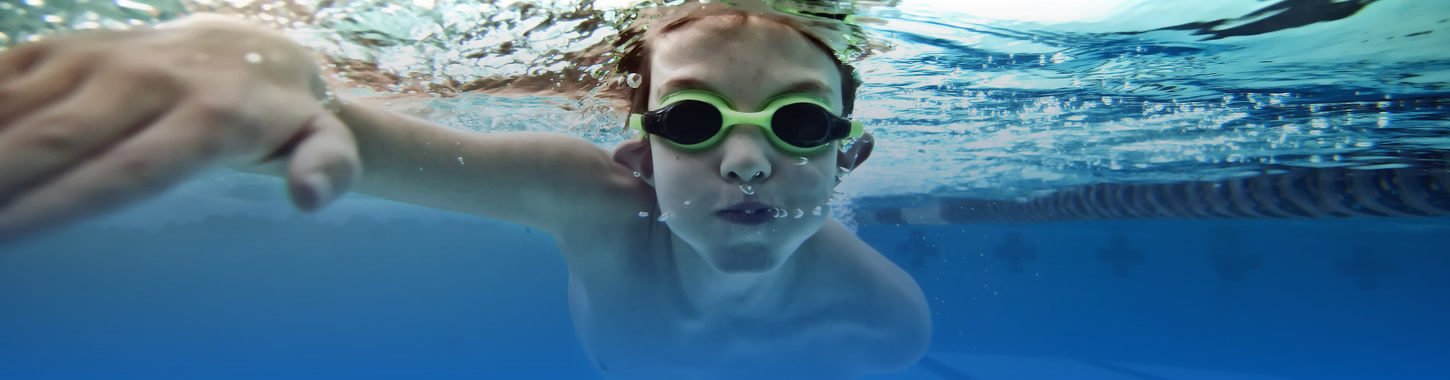 bambino che nuota nella piscina alla colleverde country house a corciano